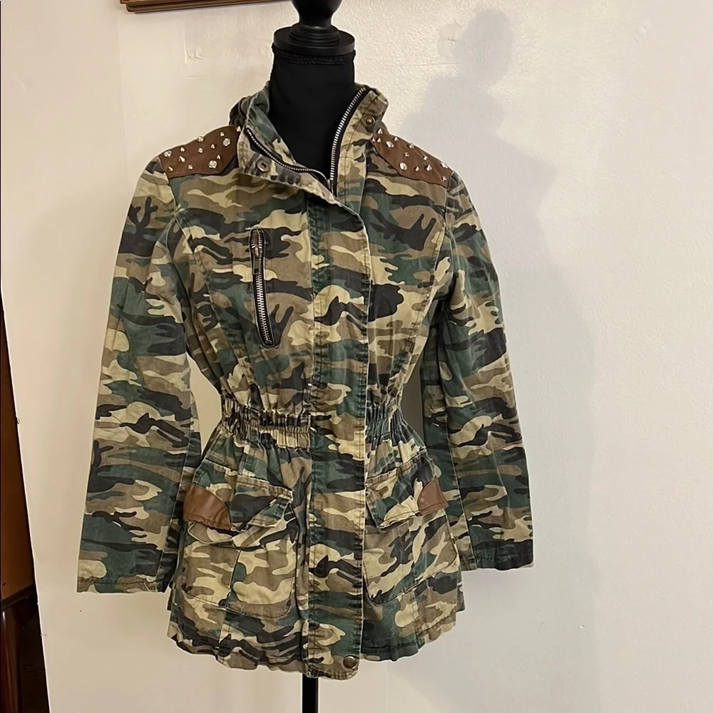 Camouflage Green and Brown Utility Jacket with Collared Neckline and hood - Picture 3 of 11